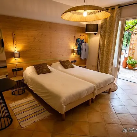 Otel Les Restanques De 3*